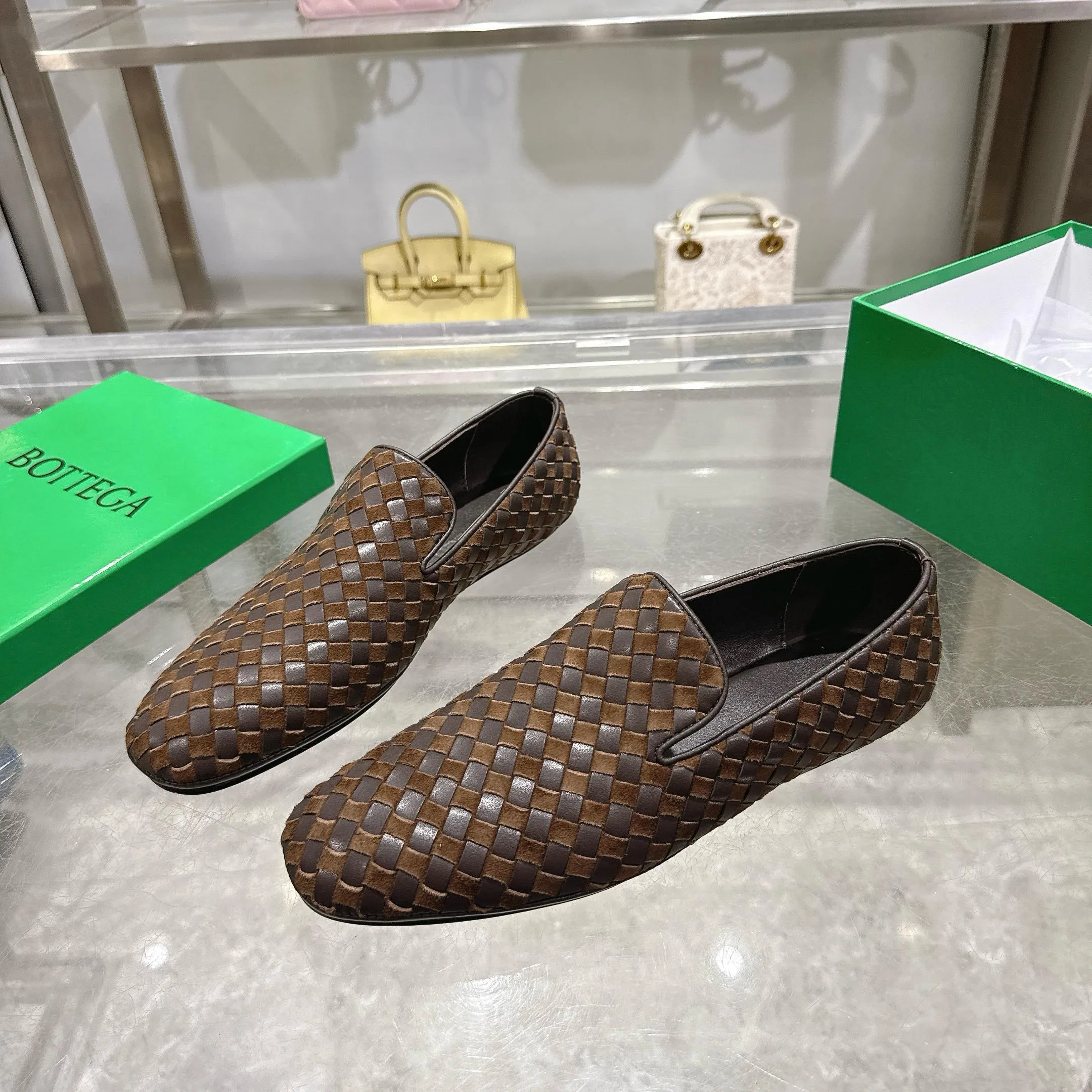 [BV] Top P: 760💰Size for couples: Female 35-39 Male 39--44 (Female 40. Male 38.45.46.47 customization is not returnable) [Note‼ ️] Add 💰 to size 46, add 💰 to size 47. Bottega Veneta's 2025 autumn counter synchronized genuine leather outsole classic woven half-drag couple model Bottega Veneta square toe flat shoes, imported mixed sheepskin, imported sheep! Leather outsole! [Rose][Rose]! Purely hand-woven and operated, the original board is reproduced one-to-one! quality assurance!